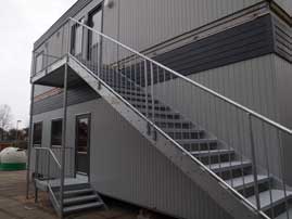 Galvaniserede trapper opsat på Brønderslev skole